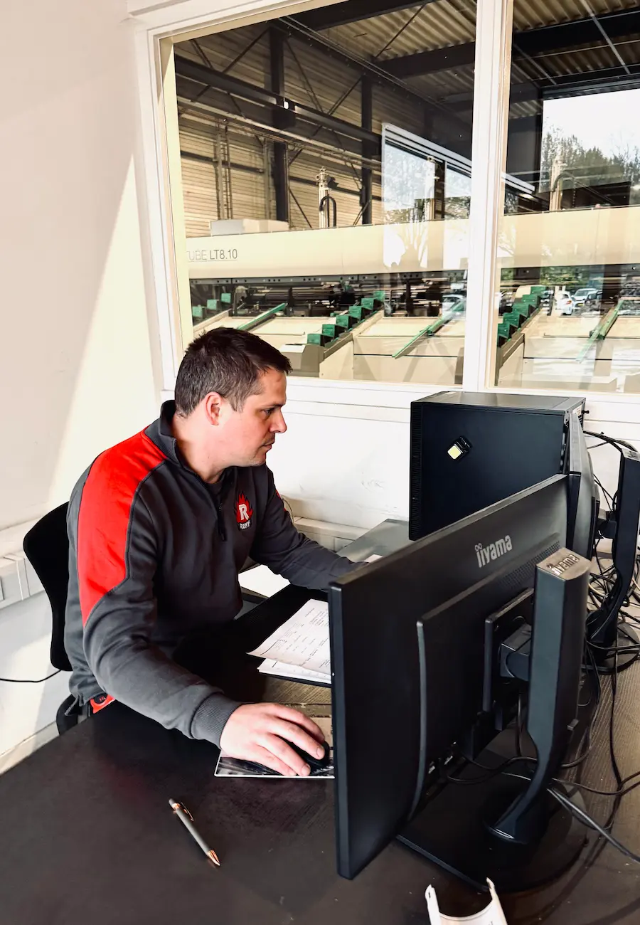 Nick op kantoor bij Reny